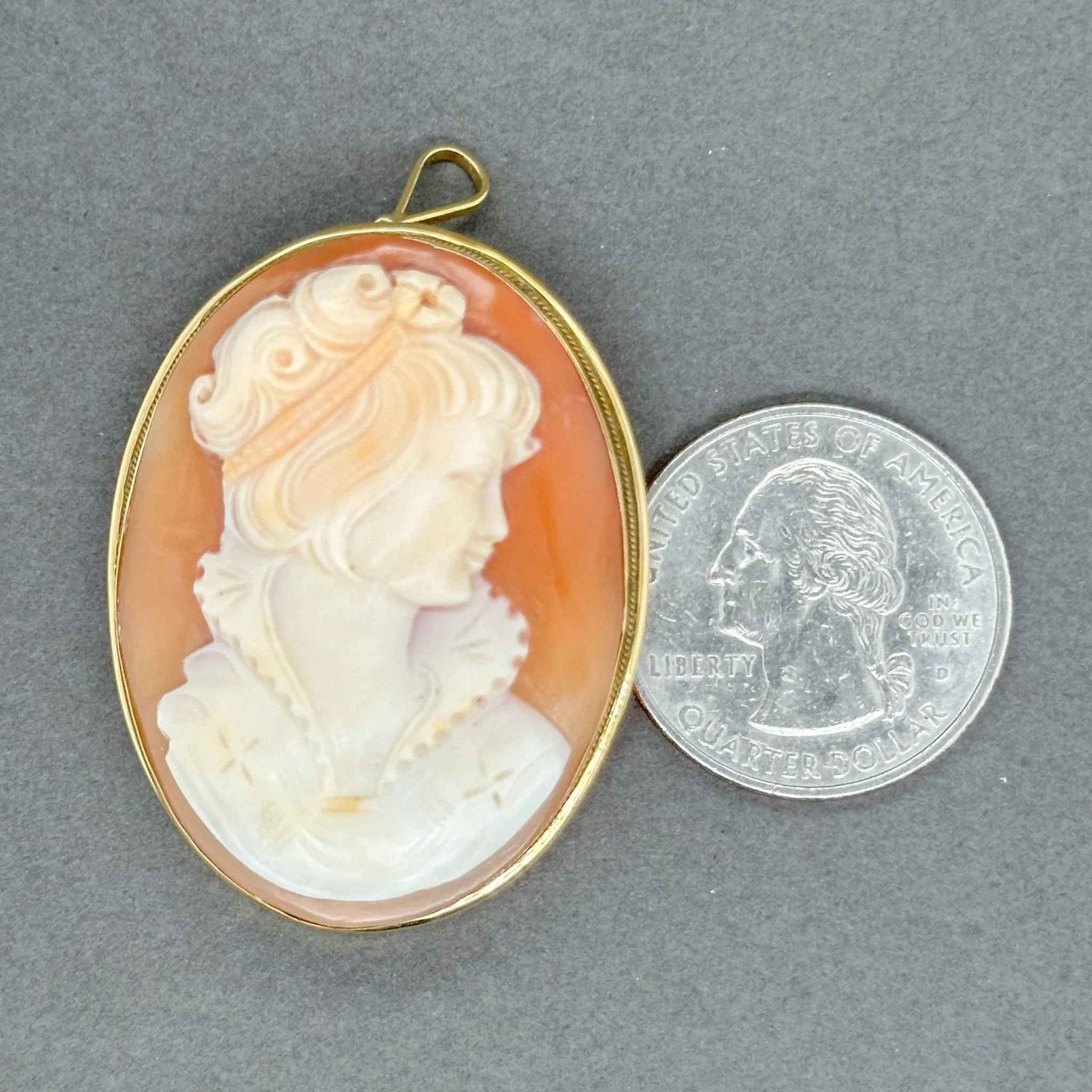 Estate 17K Y Gold 42.10mm Shell Cameo Pendant/Pin